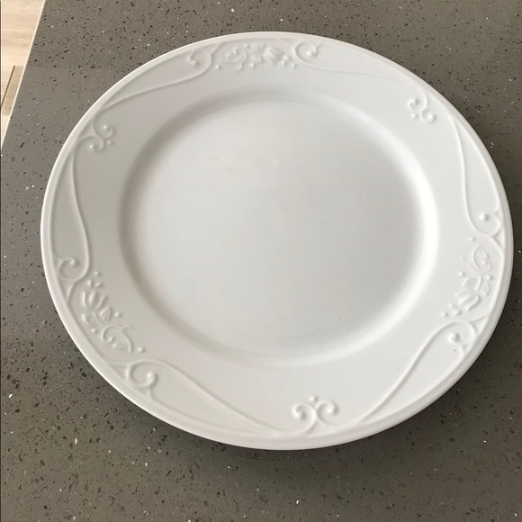 Dinnerware Set - Picture 2 of 9